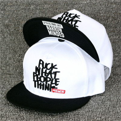 Καπέλα με έγχρωμο κέντημα κατάλληλα για άντρες και γυναίκες