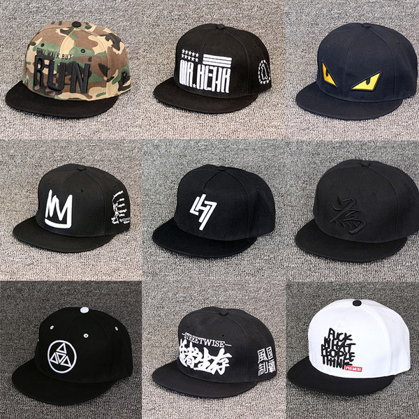 Férfi és női kalapok színes hímzéssel