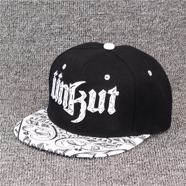 Férfi és női kalapok színes hímzéssel