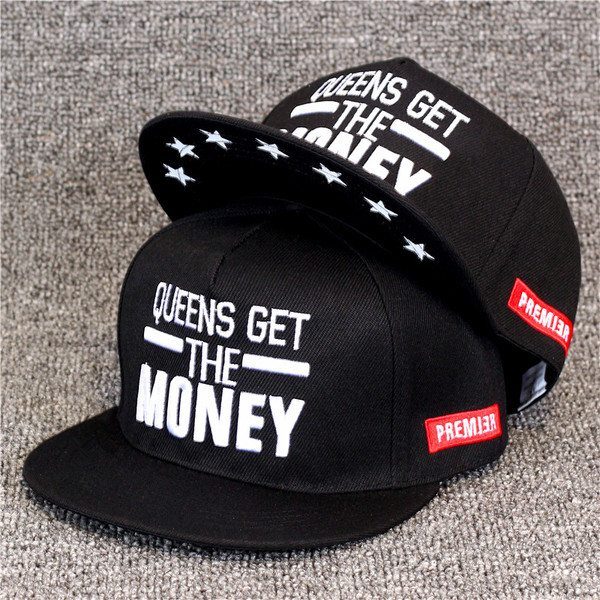 Férfi és női kalapok színes hímzéssel