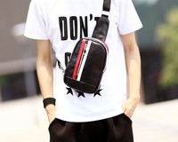 Μικρή ανδρική τσάντα σε μαύρο χρώμα με έγχρωμες άκρες