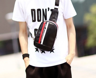 Μικρή ανδρική τσάντα σε μαύρο χρώμα με έγχρωμες άκρες