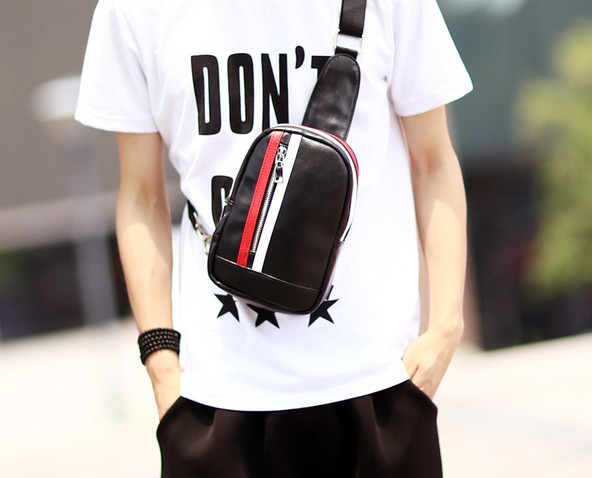 Μικρή ανδρική τσάντα  σε μαύρο χρώμα με έγχρωμες άκρες