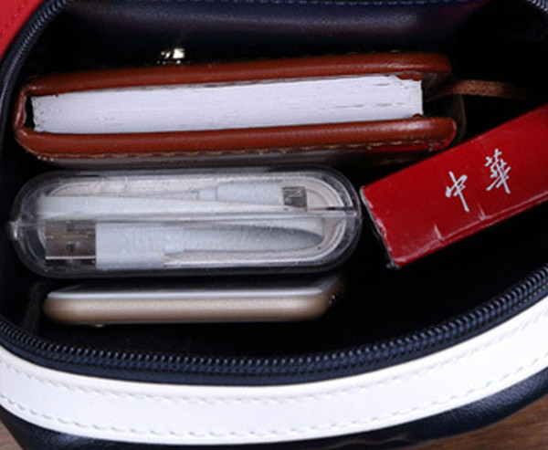 Μικρή ανδρική τσάντα  σε μαύρο χρώμα με έγχρωμες άκρες