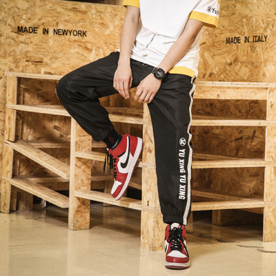 Ανδρική φόρμα σε τρία χρώματα με δαντέλα και επιγραφή