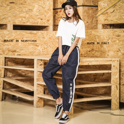 Ανδρική φόρμα σε τρία χρώματα με δαντέλα και επιγραφή