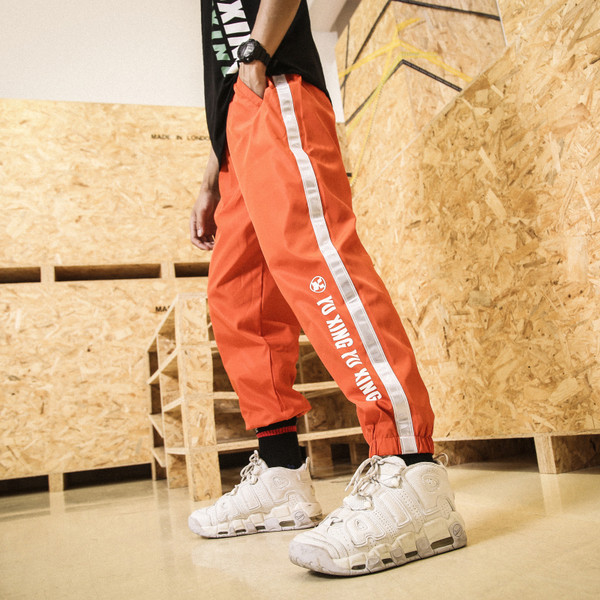 Ανδρική φόρμα σε τρία χρώματα με δαντέλα και επιγραφή