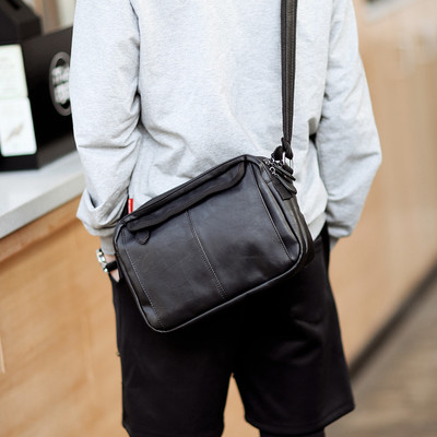 Стилна мъжка чанта в черен цвят с дълга дръжка