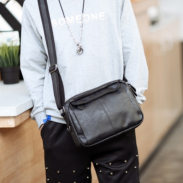 Κομψή ανδρική τσάντα σε μαύρο χρώμα με μεγάλη λαβή