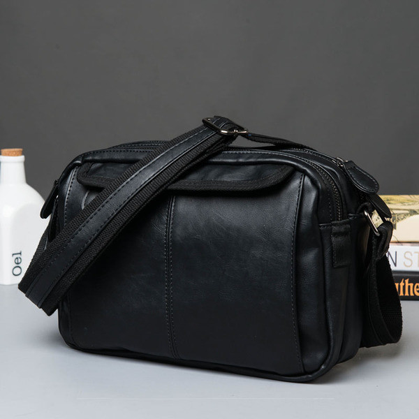Κομψή ανδρική τσάντα σε μαύρο χρώμα με μεγάλη λαβή