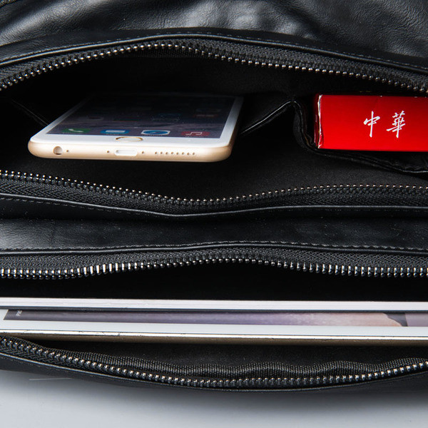 Κομψή ανδρική τσάντα σε μαύρο χρώμα με μεγάλη λαβή