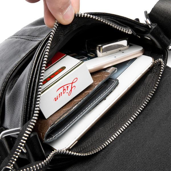 Άνετη ανδρική  τσάντα σε μαύρο και καφέ χρώμα