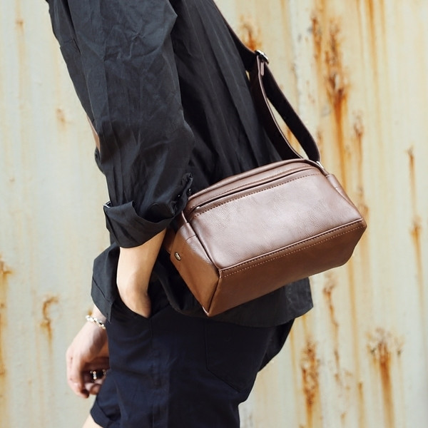 Μικρή, καθημερινή, καφέ ανδρική  τσάντα