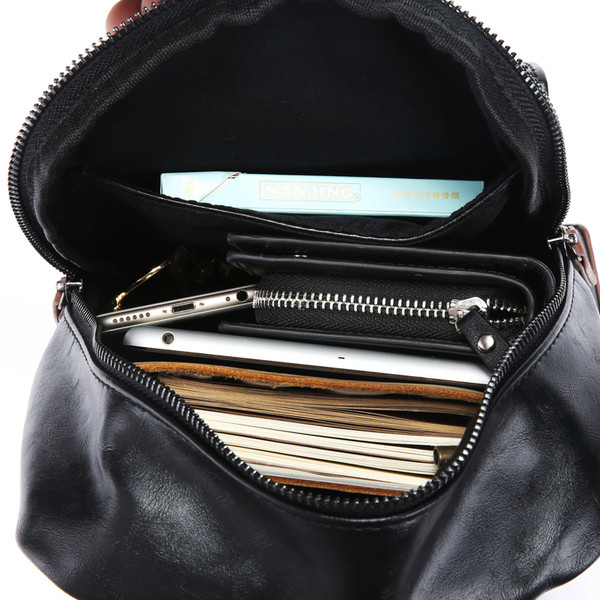 Μοντέρνα ανδρική τσάντα  σε μαύρο χρώμα με καφέ στοιχεία