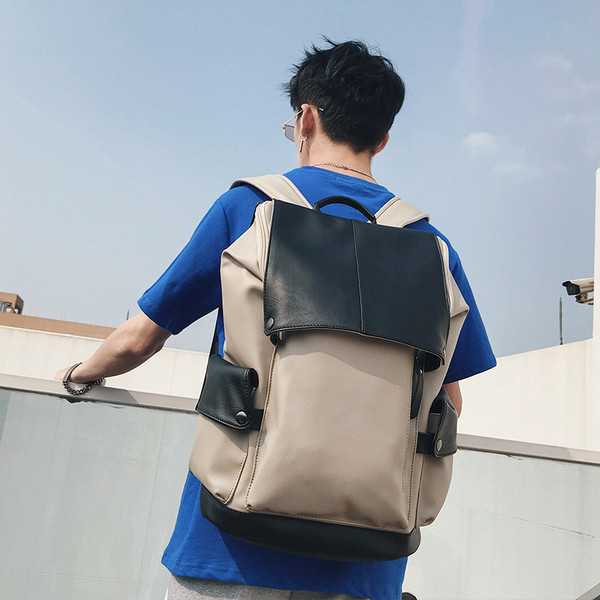 Ανδρικό δερμάτινο σακίδιο σε ανοιχτόχρωμο χρώμα με μαύρα στοιχεία