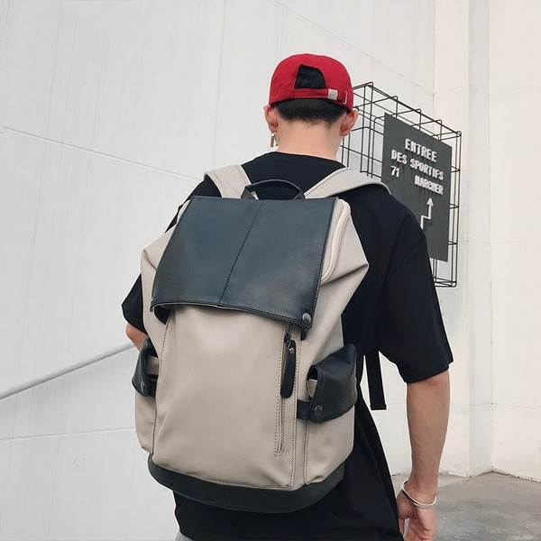 Ανδρικό δερμάτινο σακίδιο σε ανοιχτόχρωμο χρώμα με μαύρα στοιχεία