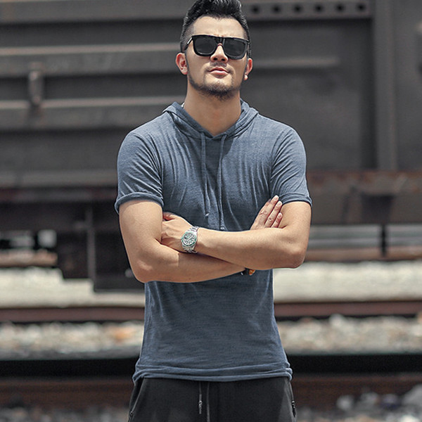 Мъжка изчистена тениска с качулка в няколко цвята