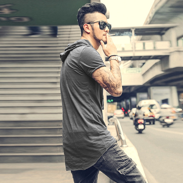 Мъжка изчистена тениска с качулка в няколко цвята