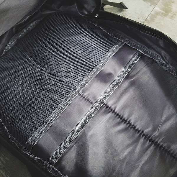 Άνετο ανδρικό σακίδιο με άσπρο, γκρι και μαύρο χρώμα