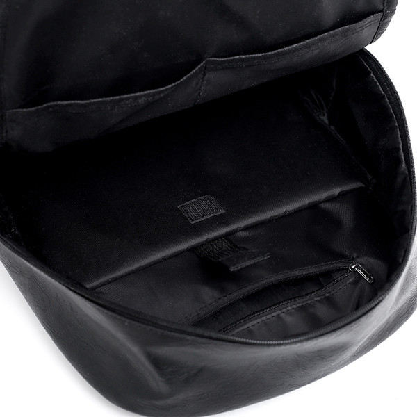 Μοντέρνο δερμάτινο σακίδιο με μαύρο χρώμα