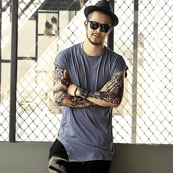 Мъжка модерна тениска разкроена в долната  част