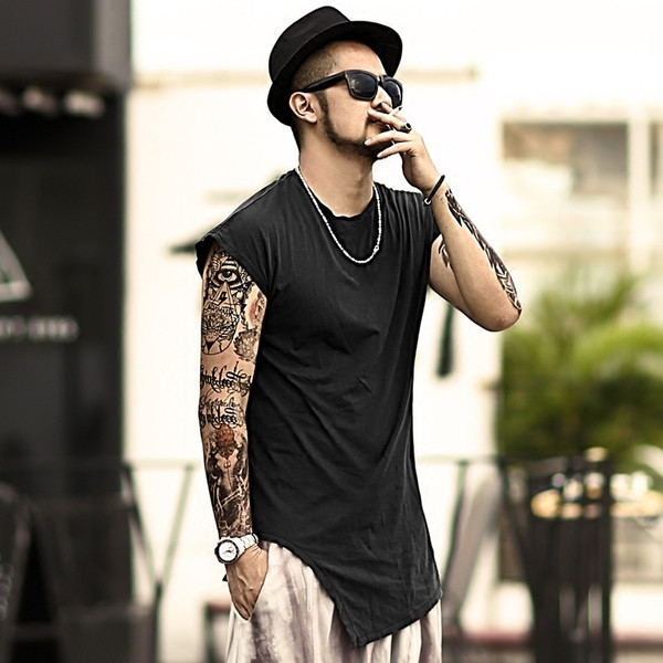 Мъжка модерна тениска разкроена в долната  част