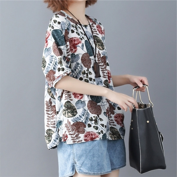  MAXI μεγέθους γυναικείο μπλουζάκι με κοντό μανίκι και floral μοτίβα