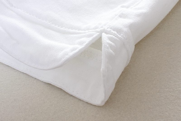 Pantaloni scurți de damă în alb