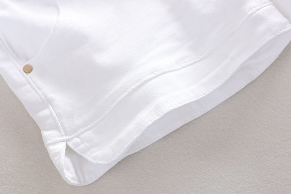 Pantaloni scurți de damă în alb