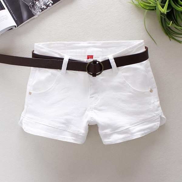 Pantaloni scurți de damă în alb