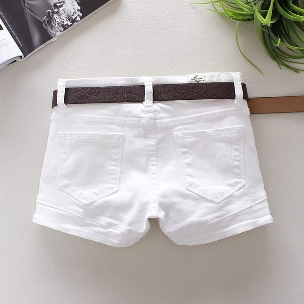 Pantaloni scurți de damă în alb