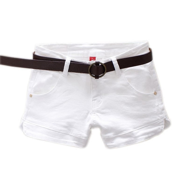 Pantaloni scurți de damă în alb