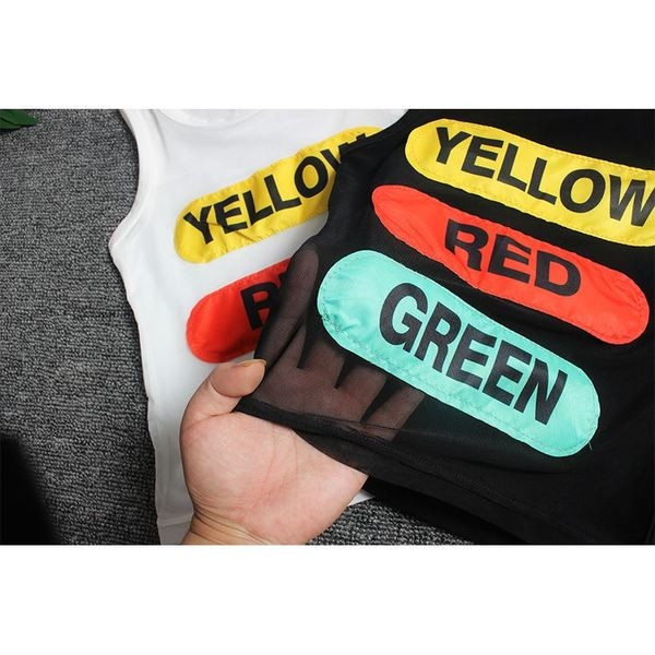 Több színben, felirattal és nyomattal ellátott gyerekcipő fiúknak