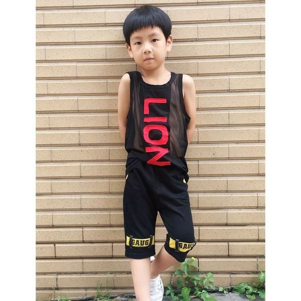 Több színben, felirattal és nyomattal ellátott gyerekcipő fiúknak