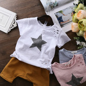 Μοντέρνο παιδικό μπλουζάκιμε εφαρμογές και σχισμένα σχέδια σε τρία χρώματα