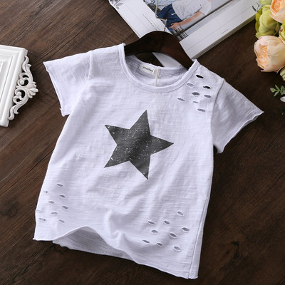 Μοντέρνο παιδικό μπλουζάκιμε εφαρμογές και σχισμένα σχέδια σε τρία χρώματα