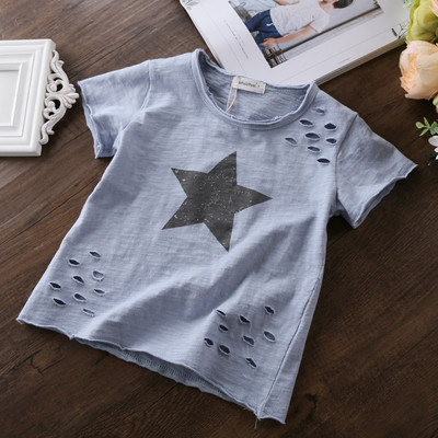 Μοντέρνο παιδικό μπλουζάκιμε εφαρμογές και σχισμένα σχέδια σε τρία χρώματα