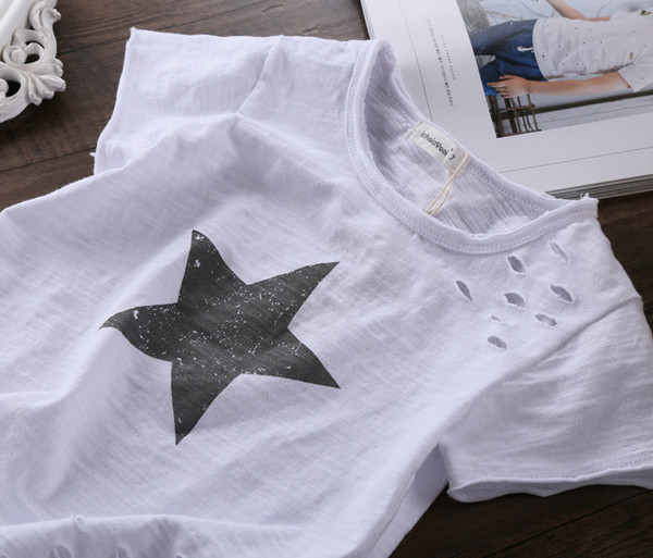 Μοντέρνο παιδικό μπλουζάκιμε εφαρμογές και σχισμένα σχέδια σε τρία χρώματα