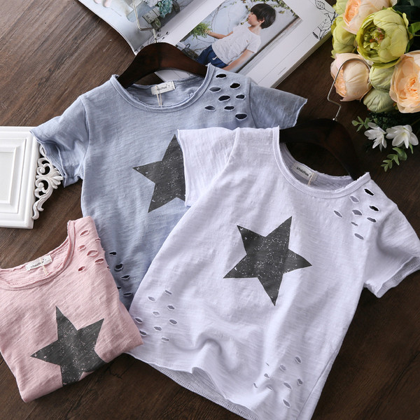 Μοντέρνο παιδικό μπλουζάκιμε εφαρμογές και σχισμένα σχέδια σε τρία χρώματα