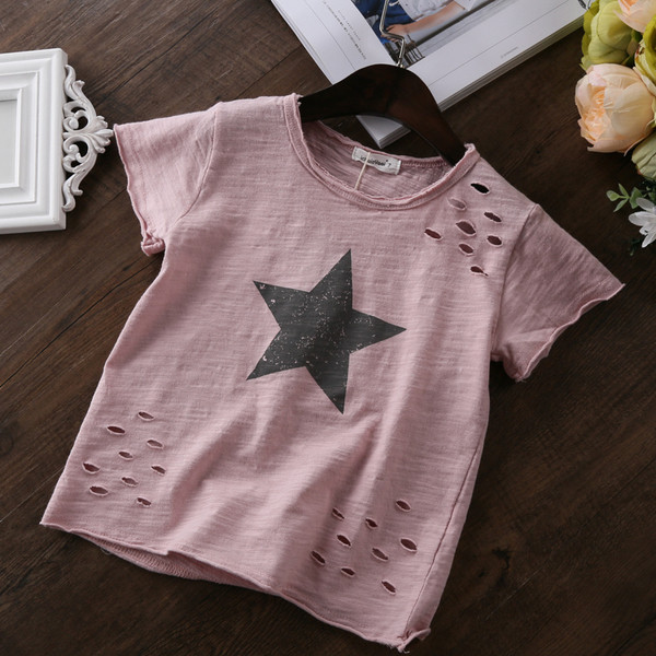 Μοντέρνο παιδικό μπλουζάκιμε εφαρμογές και σχισμένα σχέδια σε τρία χρώματα