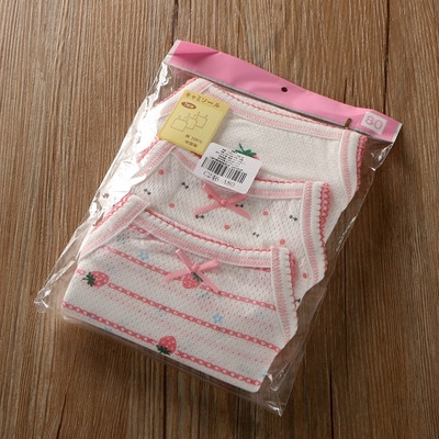 Gyerek szett három felsőrészből, fehér ruhában, díszítéssel