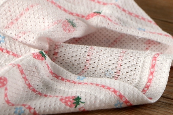 Gyerek szett három felsőrészből, fehér ruhában, díszítéssel