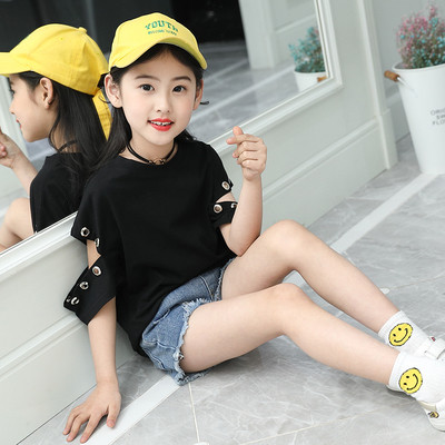 Μοντέρνο μπλουζάκι  σε λευκό και μαύρο με περικομμένο μανίκι και μεταλλική διακόσμηση