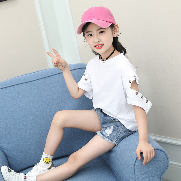 Μοντέρνο μπλουζάκι  σε λευκό και μαύρο με περικομμένο μανίκι και μεταλλική διακόσμηση