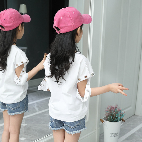 Μοντέρνο μπλουζάκι  σε λευκό και μαύρο με περικομμένο μανίκι και μεταλλική διακόσμηση