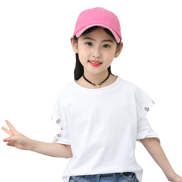 Μοντέρνο μπλουζάκι  σε λευκό και μαύρο με περικομμένο μανίκι και μεταλλική διακόσμηση