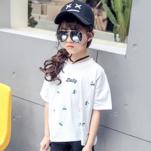 Παιδικό καθημερινό μπλουζάκι για κορίτσι σε λευκό και πράσινο με floral κεντήματα και επιγραφή