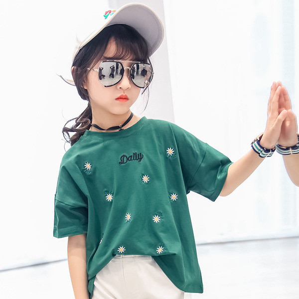 Παιδικό καθημερινό μπλουζάκι για κορίτσι σε λευκό και πράσινο με floral κεντήματα και επιγραφή