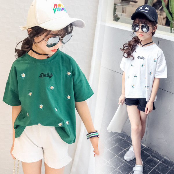 Παιδικό καθημερινό μπλουζάκι για κορίτσι σε λευκό και πράσινο με floral κεντήματα και επιγραφή