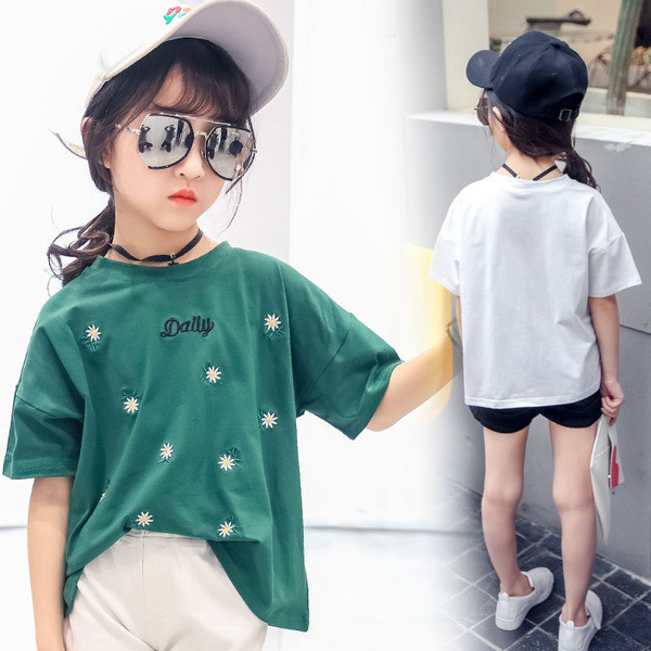 Παιδικό καθημερινό μπλουζάκι για κορίτσι σε λευκό και πράσινο με floral κεντήματα και επιγραφή